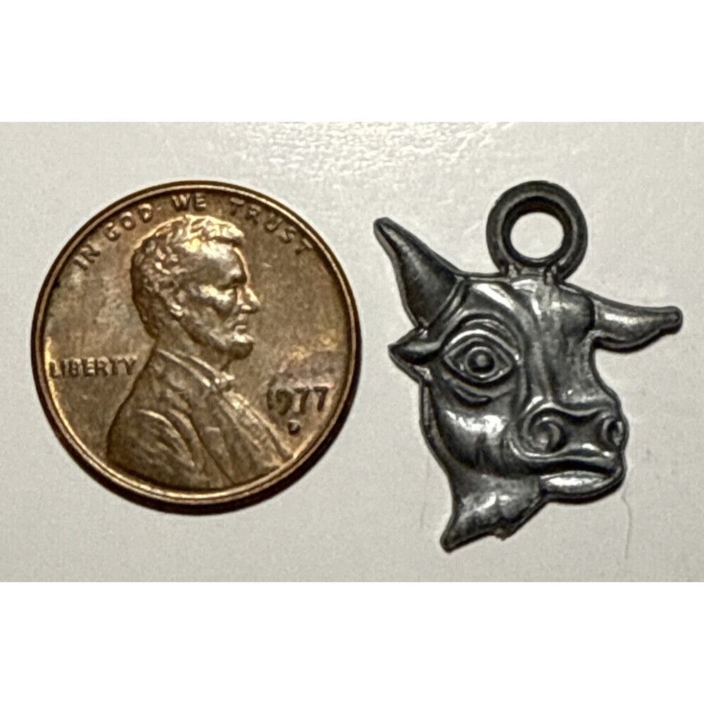 Vintage Metallic Cow Head Cracker Jack Charm‎ 1C